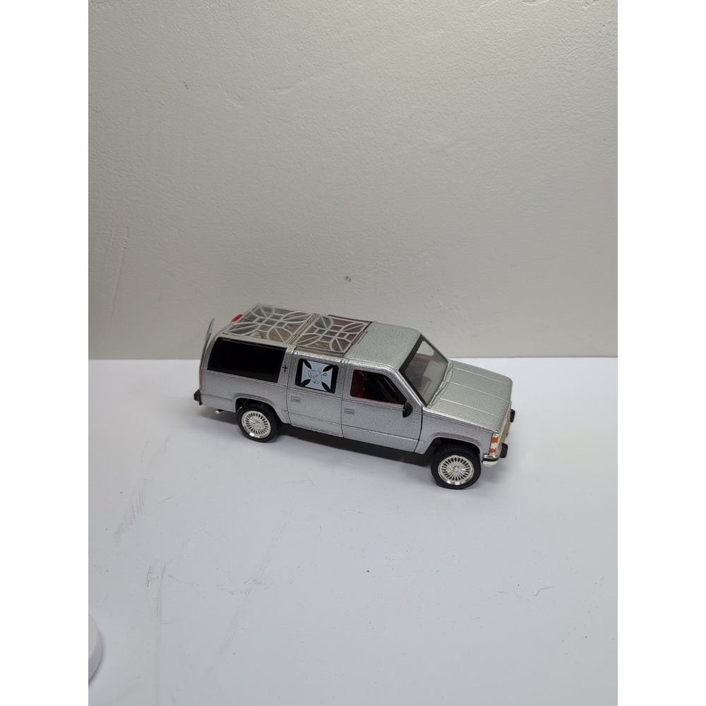 Funline 2004 Muscle Machines 1994 Suburban Traveling Wedding Chapel 1:64